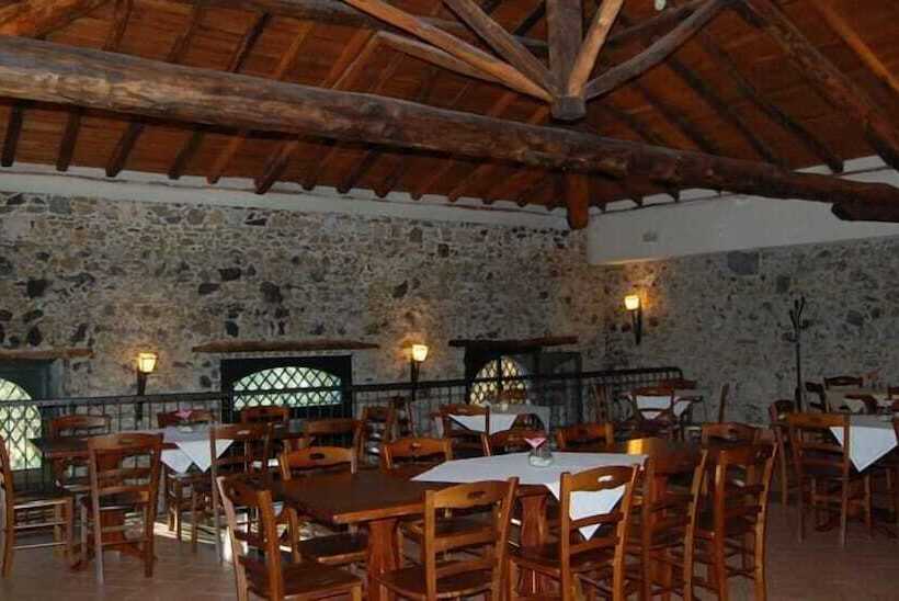 هتل Antico Borgo Etneo Agriturismo