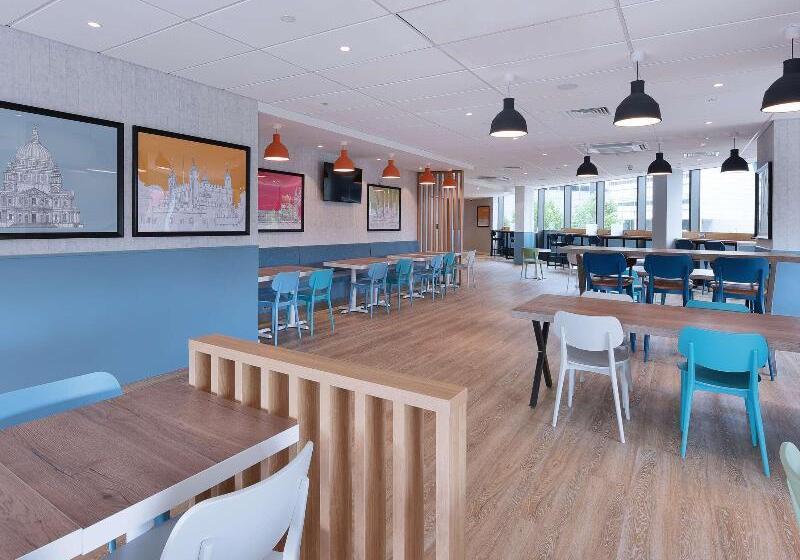 Отель Travelodge London Docklands Central