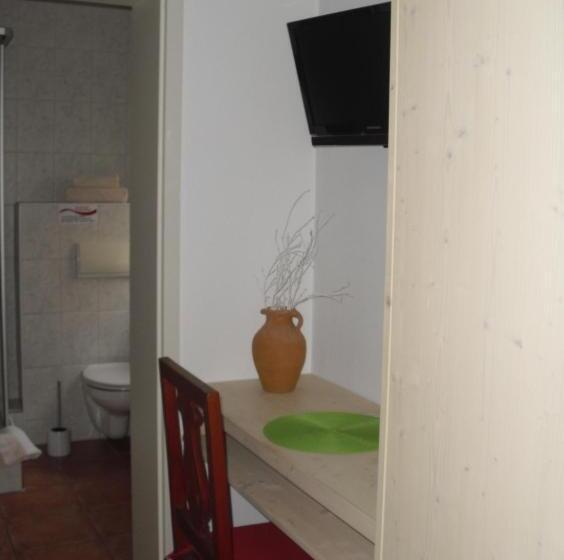 צימר Pension Reuss Hotel Garni