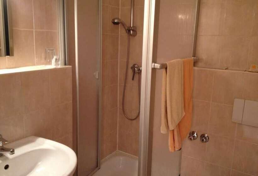 ベッドアンドブレックファースト Stadtcafé Pension