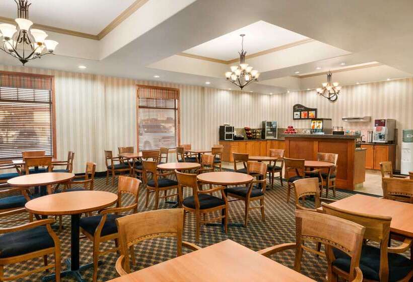 בית מלון כפרי Days Inn & Suites By Wyndham Edmonton Airport