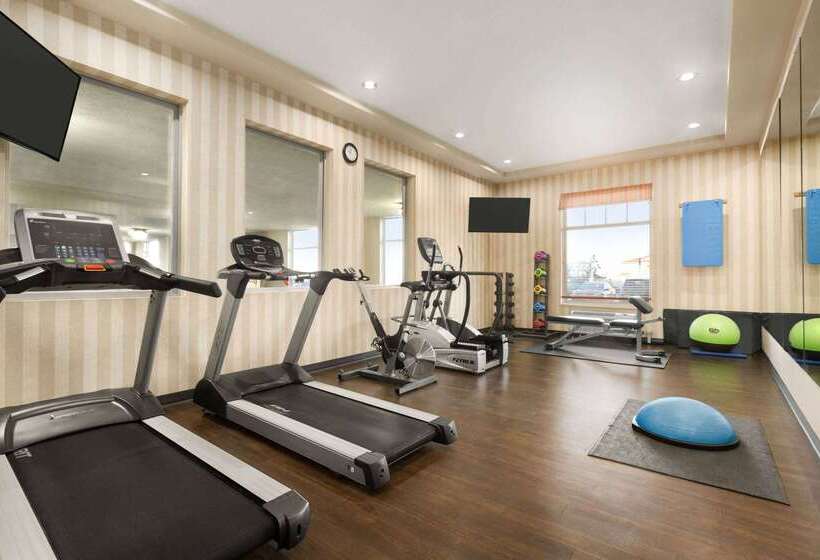 בית מלון כפרי Days Inn & Suites By Wyndham Edmonton Airport