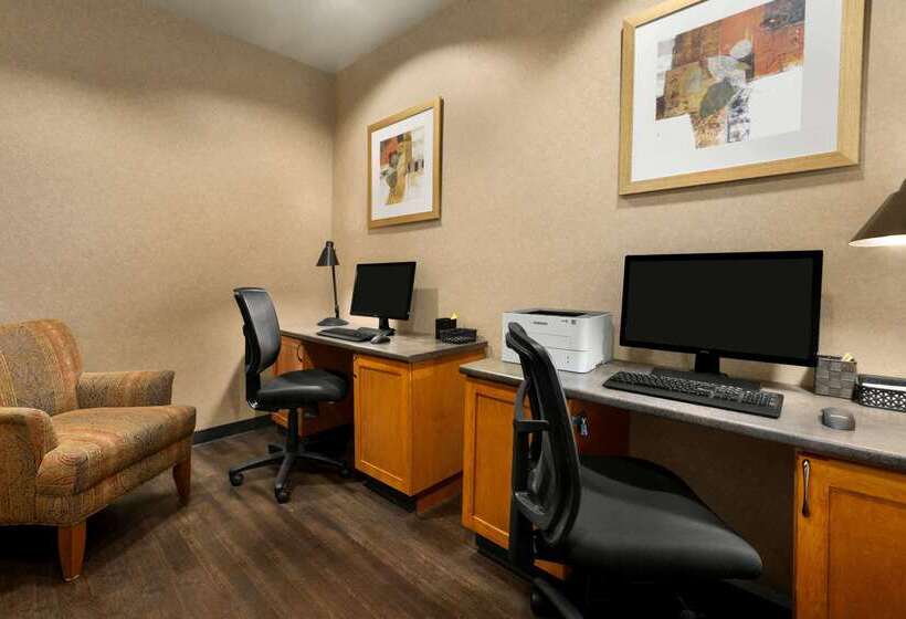 בית מלון כפרי Days Inn & Suites By Wyndham Edmonton Airport