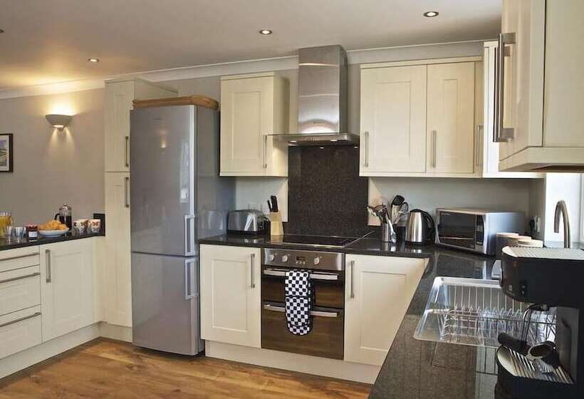 4 West Park Mews