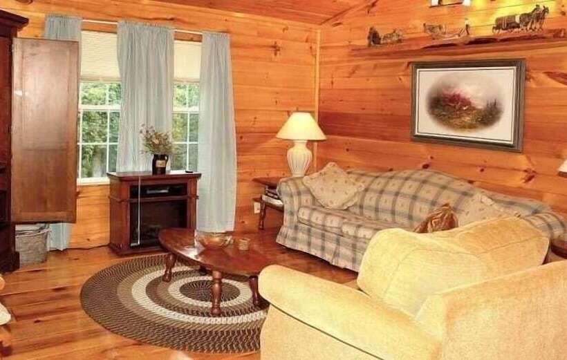 Country   2 Bedrooms, 1 Baths, Sleeps 6 Cabin By Redawning