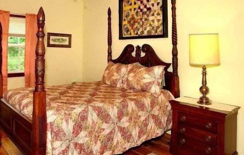Country   2 Bedrooms, 1 Baths, Sleeps 6 Cabin By Redawning