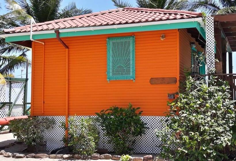 هتل Coco's Beachfront Cabanas