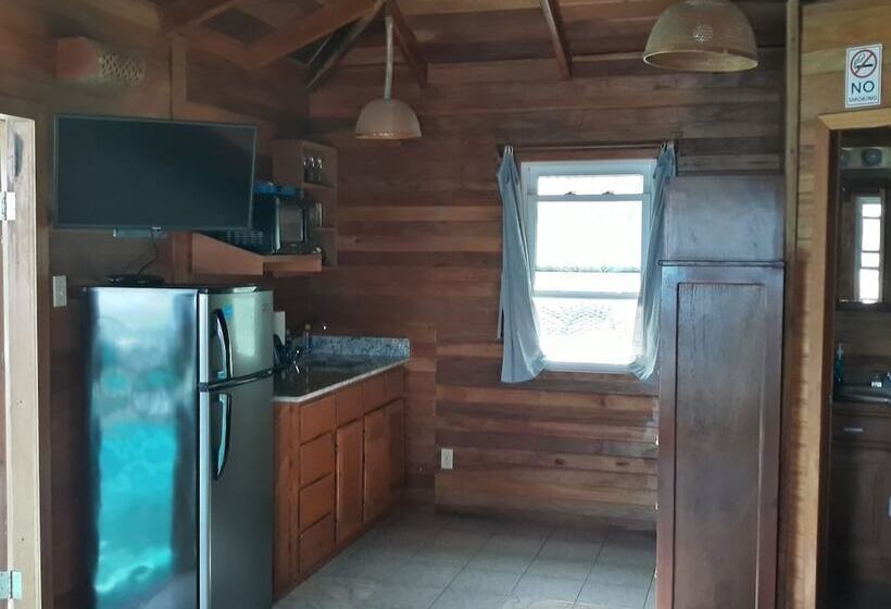 هتل Coco's Beachfront Cabanas