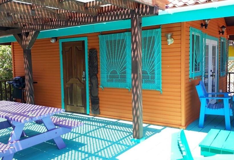 هتل Coco's Beachfront Cabanas