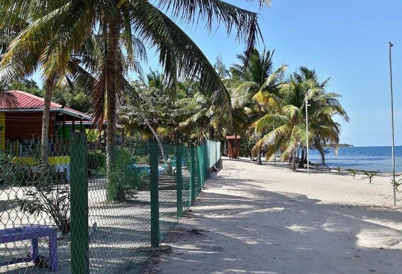 هتل Coco's Beachfront Cabanas