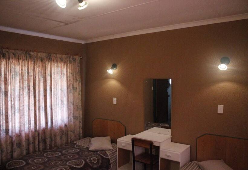 ホテル Thatch Palace Lodge