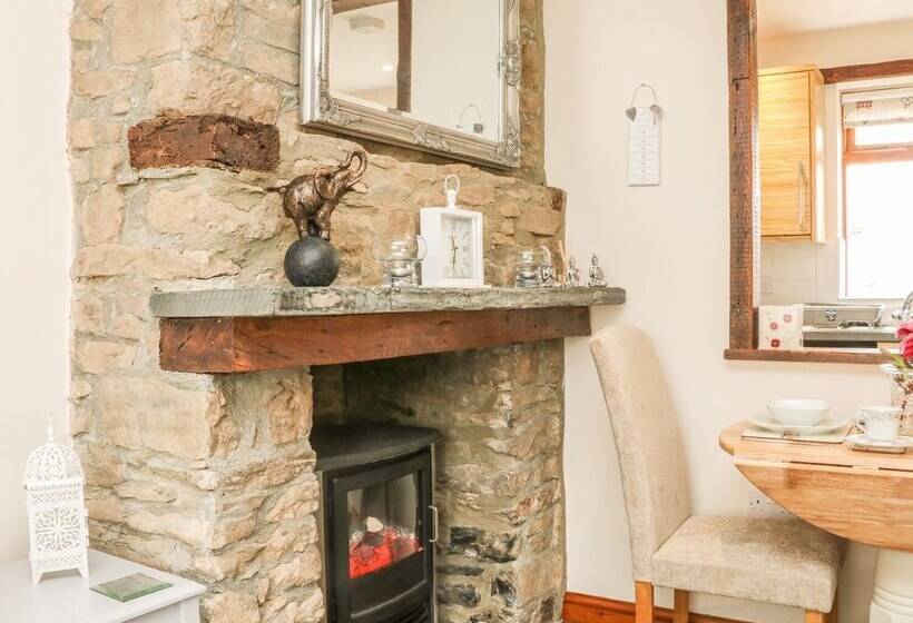 Cedarwood Cottage