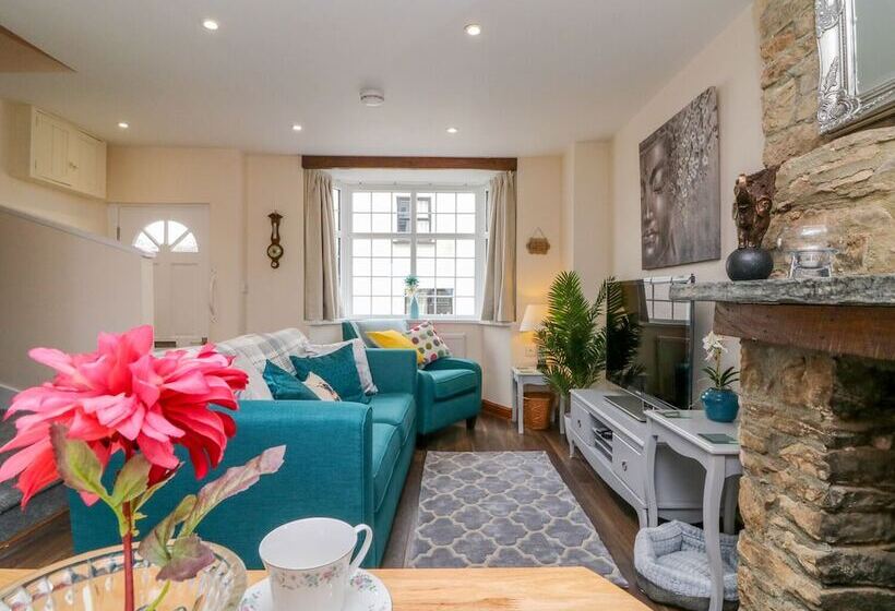Cedarwood Cottage