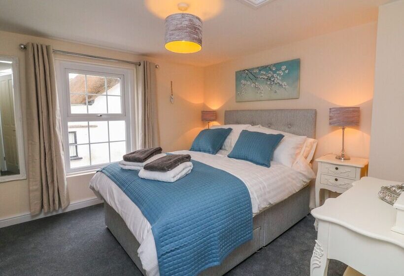 Cedarwood Cottage