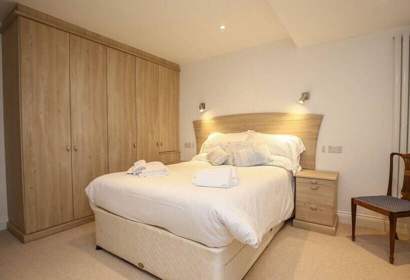 5 Burford Mews