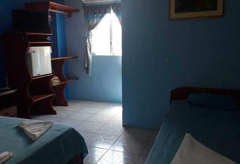 هتل Hostal Los Delfines