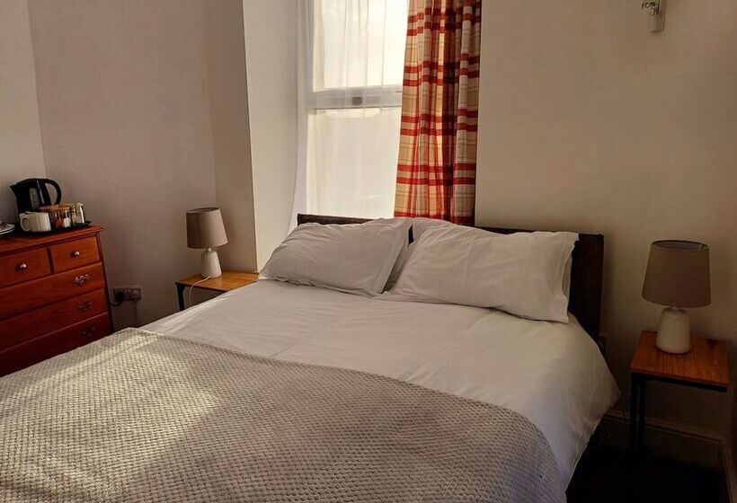 בית מלון כפרי Queens Rooms