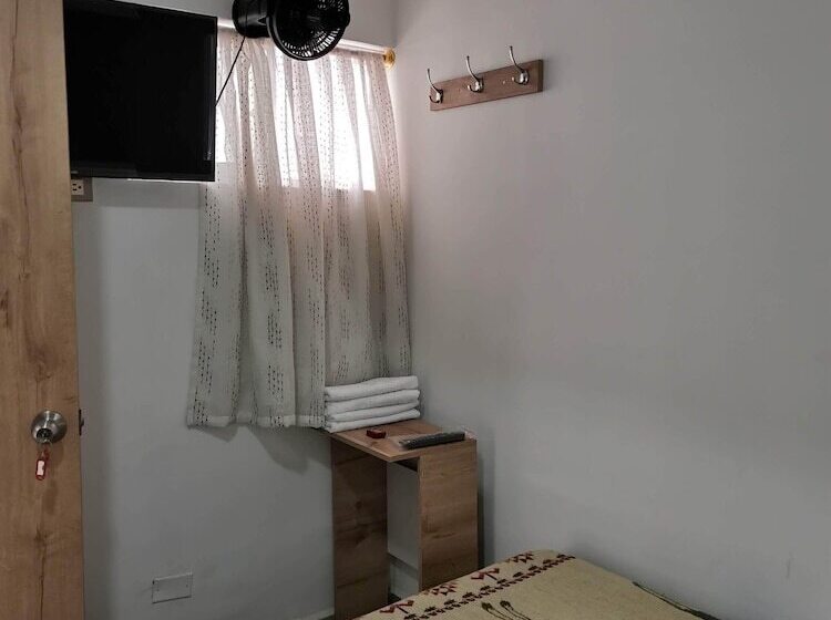 پانسیون Hostal Central Casa Del Turista