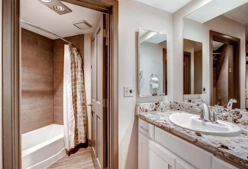 هتل 4 Bedroom Ski In, Ski Out Mountain Vacation Rental Located Next To Historic Main Street In Downtown