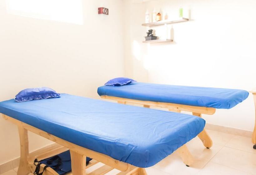 هتل Hostal La Masia