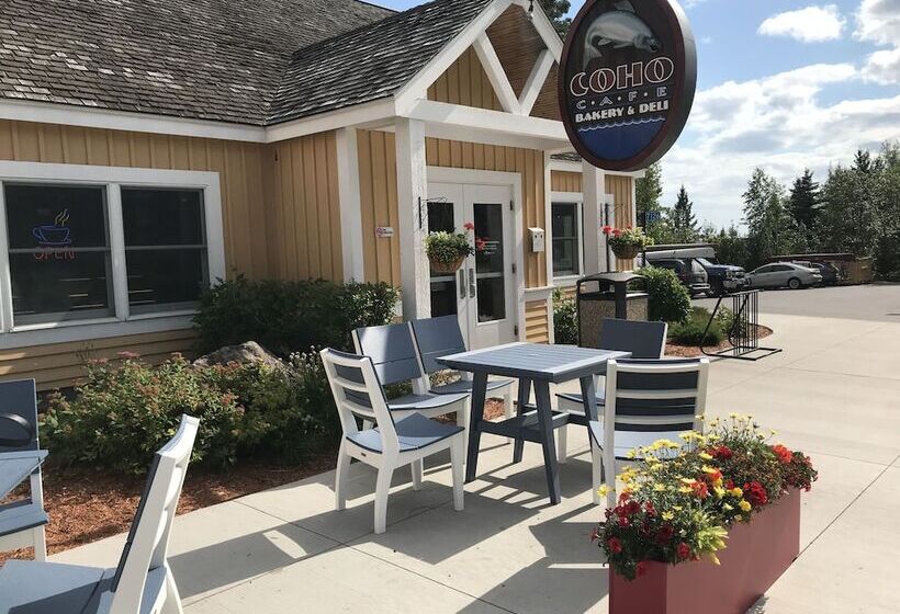 호텔 Surfside On Lake Superior