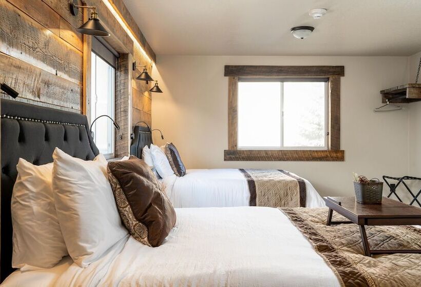 בית מלון כפרי The Adventure Inn Yellowstone