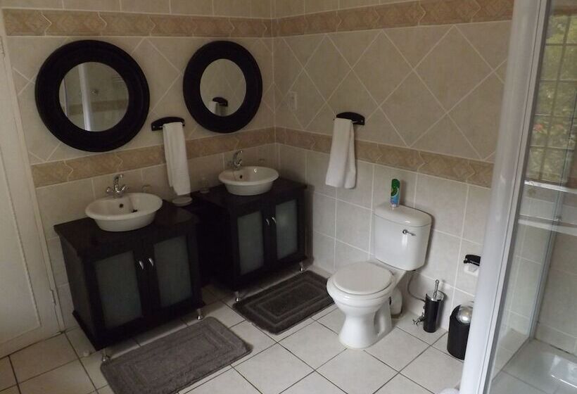 פנסיון Thatchings Guest House