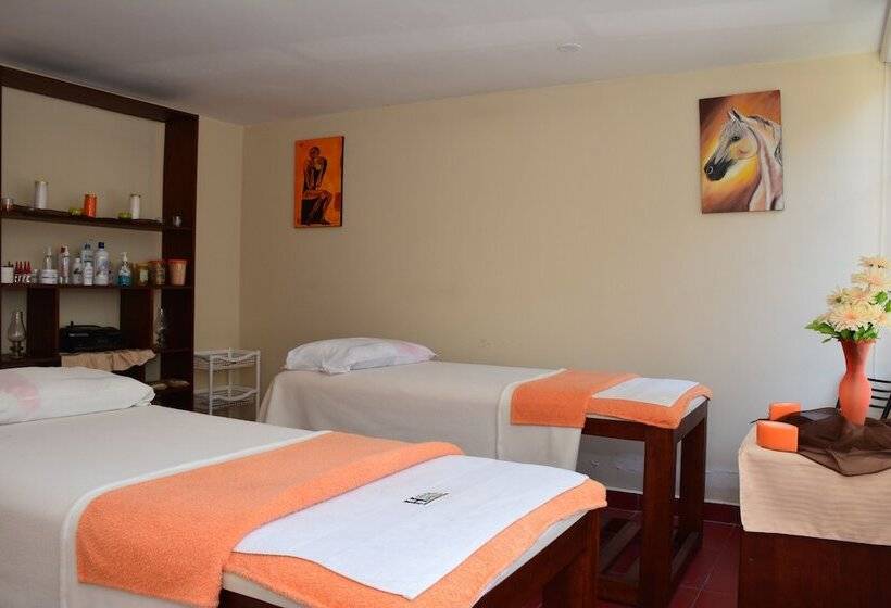 هتل Hostal Plaza By Elvita