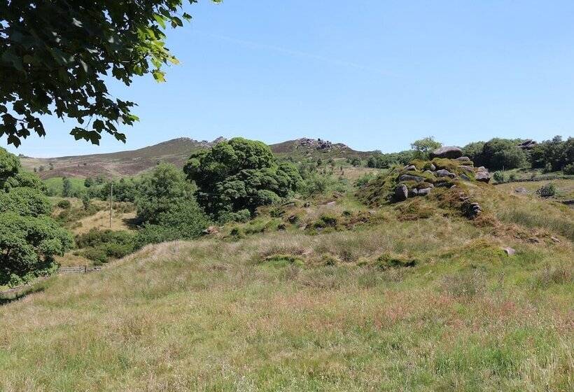 The Laburnum Retreat Shepherd Hut Private Hot Tub