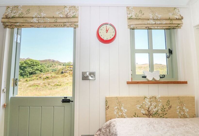 The Laburnum Retreat Shepherd Hut Private Hot Tub