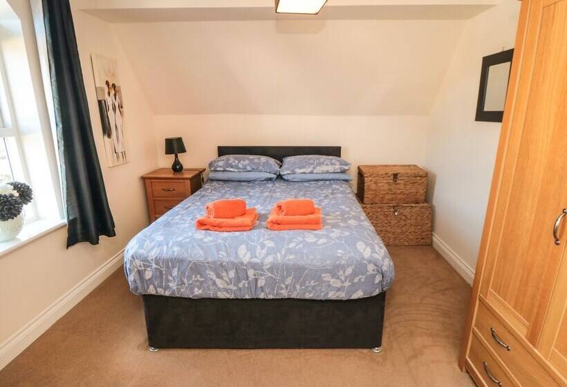 Carisbrooke House, Apartment 6