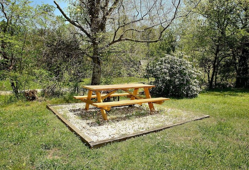 A Bit Of Heaven   2 Bedrooms, 2 Baths, Sleeps 8 Cabin By Redawning