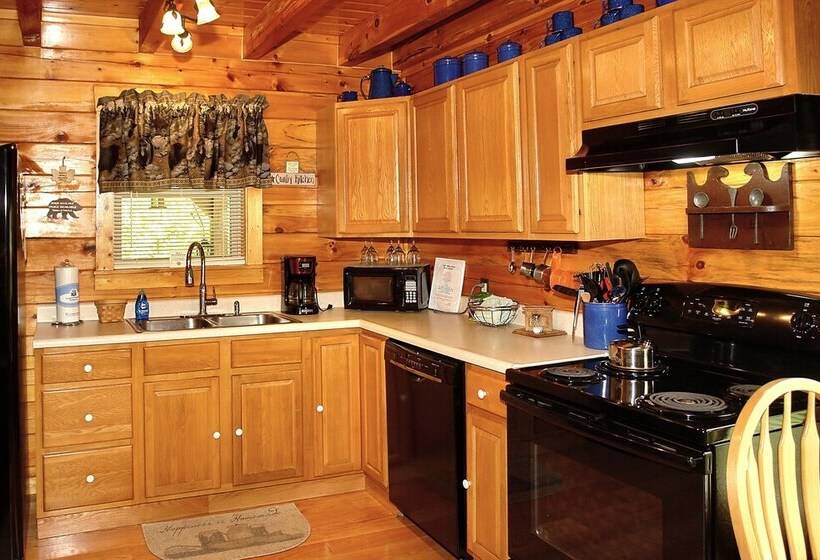 A Bit Of Heaven   2 Bedrooms, 2 Baths, Sleeps 8 Cabin By Redawning
