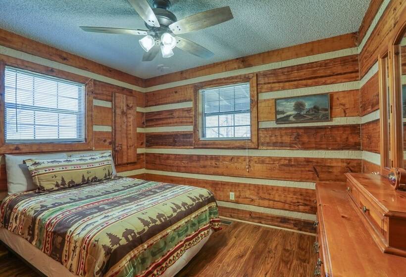 Creekside Memories   2 Bedrooms, 2 Baths, Sleeps 6 Cabin By Redawning