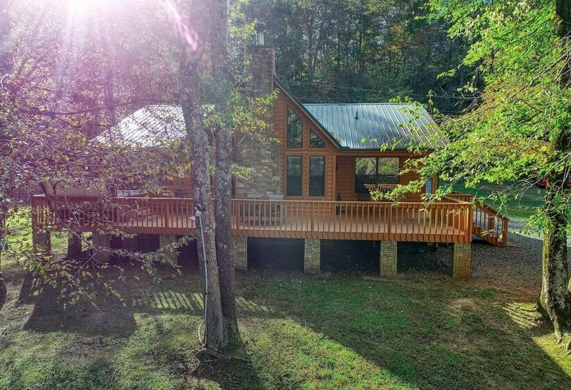 Rivendell Creekside    3 Bedrooms, 2 Baths, Sleeps 6 Cabin By Redawning