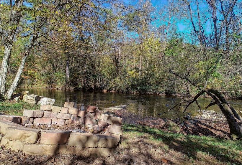 Rivendell Creekside    3 Bedrooms, 2 Baths, Sleeps 6 Cabin By Redawning
