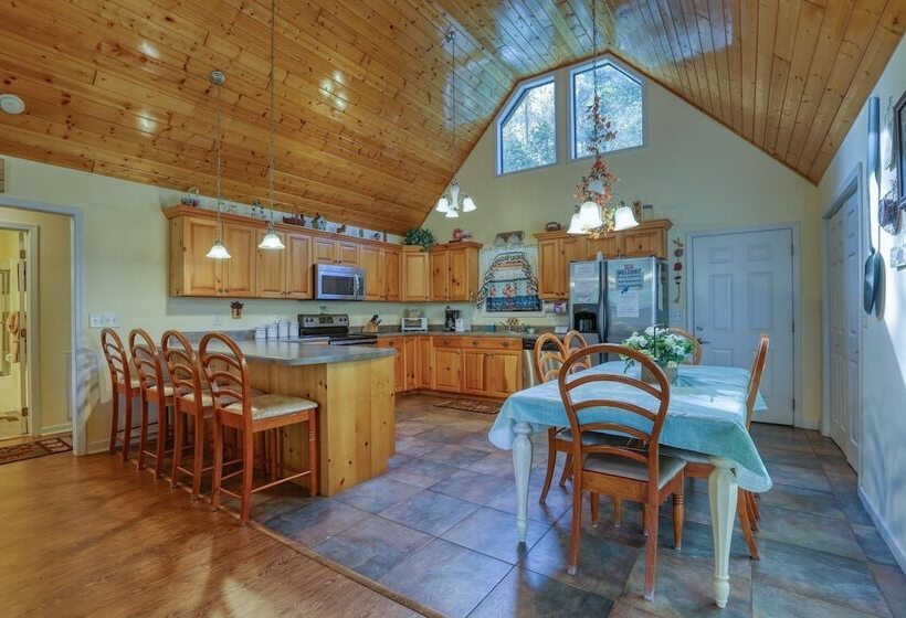 Rivendell Creekside    3 Bedrooms, 2 Baths, Sleeps 6 Cabin By Redawning