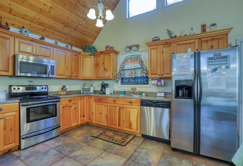 Rivendell Creekside    3 Bedrooms, 2 Baths, Sleeps 6 Cabin By Redawning