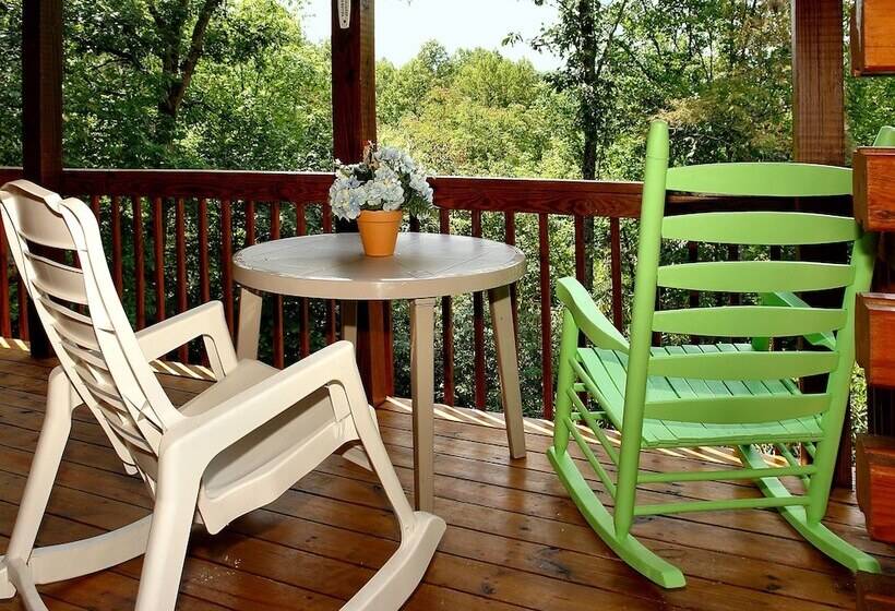 Spruce Lane   2 Bedrooms, 2 Baths, Sleeps 6 Cabin By Redawning
