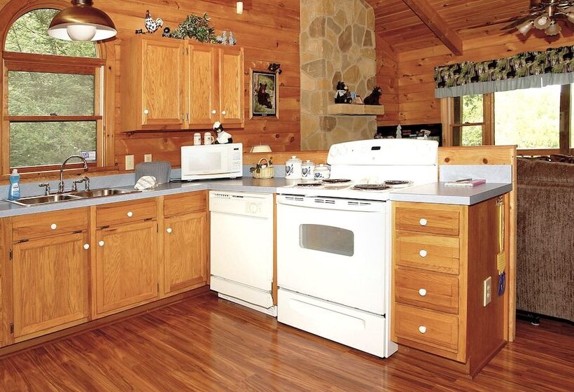 Spruce Lane   2 Bedrooms, 2 Baths, Sleeps 6 Cabin By Redawning