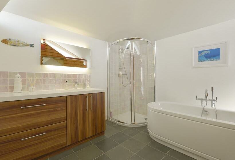 3 Newhall Green