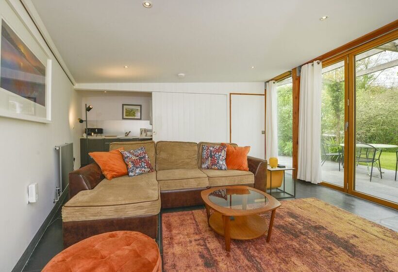 3 Newhall Green