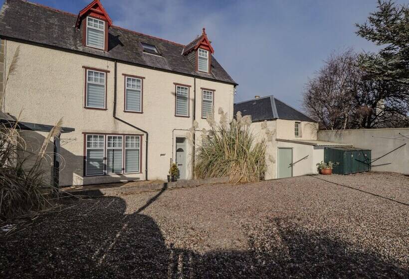 1 Seafield Street