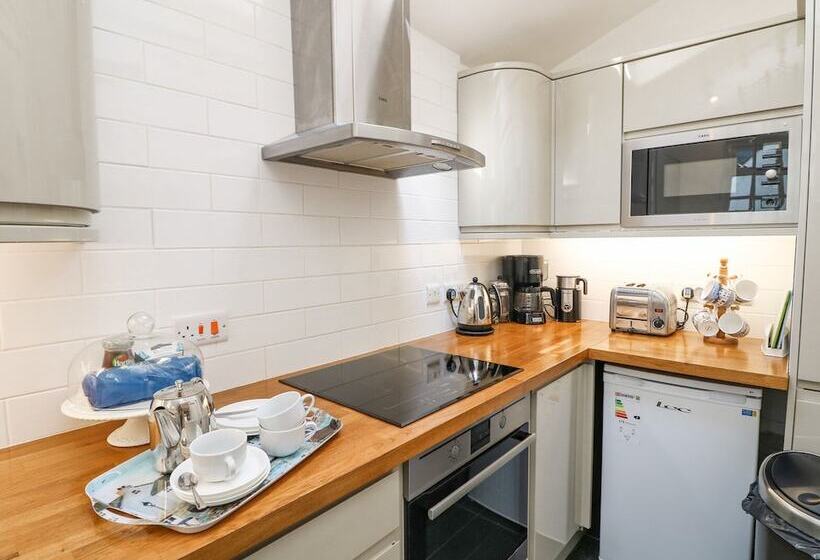 2 Rose Cottages