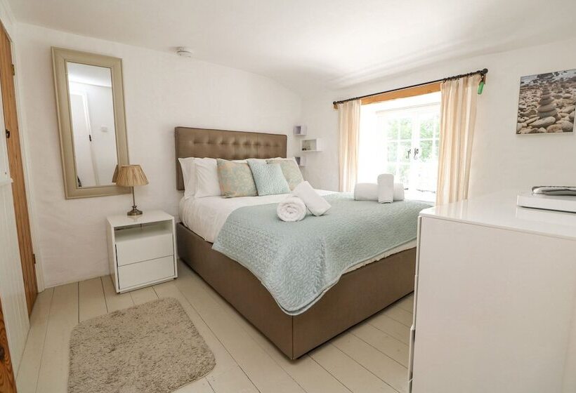 2 Rose Cottages