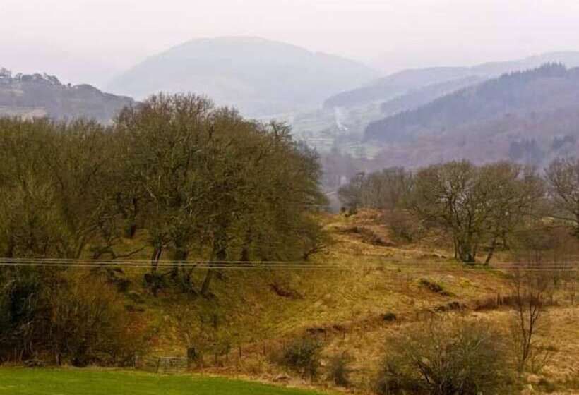 Ty Isaf Penrhyddion