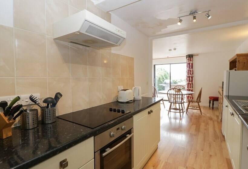 Wheelbarrow Cottage