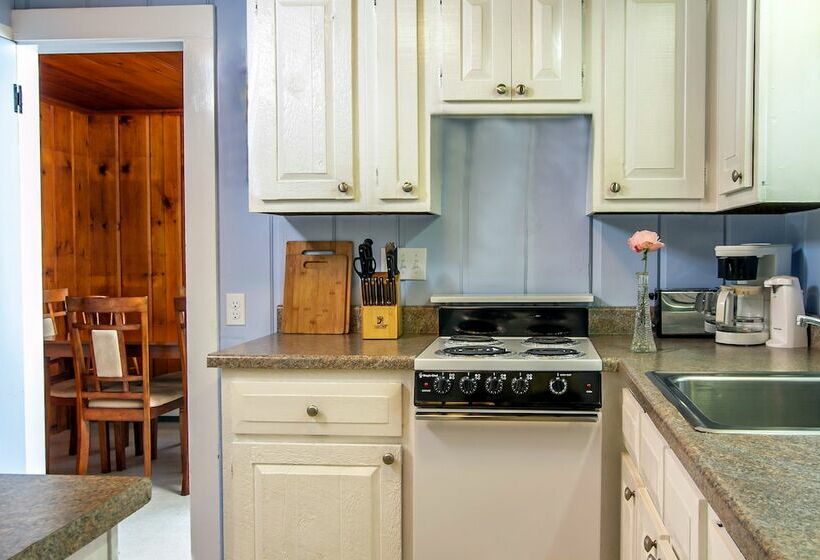 Cottages At The Even Tide Resort