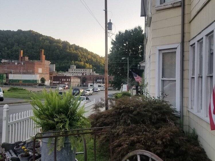 ペンション Hatfield Mccoy House Inn
