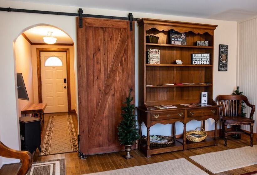 펜션 Hocking Hills Inn